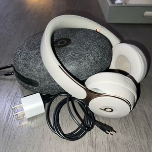 Beats Solo Pro Wireless On-Ear Headphones with Apple H1 Headphone Chip - Grey